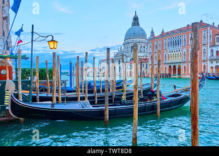 Gondeln auf dem Canal Grande in Venedig bei Dämmerung, Italien Stockfoto