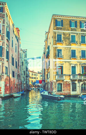 Alte Gebäude, die durch seitliche Kanäle in Venedig, Italien. Social media Vintage Style getonten Bild Stockfoto