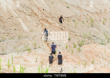 Stadt Ikscile, der Lettischen Republik. Mut Rennen waren die Menschen im Sport tätig. Verschiedene Hindernisse überwinden und ausgeführt wird. Eine große Anzahl von an Stockfoto