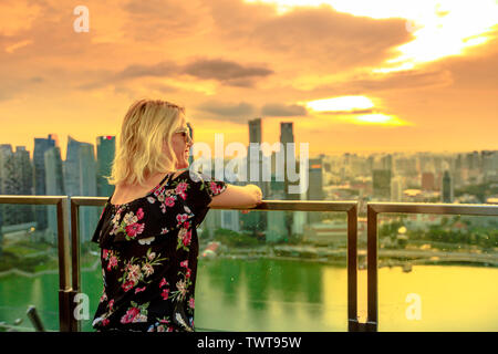 Sorglose Touristen Aussichtsplattform über Financial District Wolkenkratzer. Happy girl suchen Panorama von der Dachterrasse in South Marina, Singapur. Antenne Stockfoto