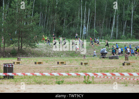Stadt Ikscile, der Lettischen Republik. Mut Rennen waren die Menschen im Sport tätig. Verschiedene Hindernisse überwinden und ausgeführt wird. Eine große Anzahl von an Stockfoto
