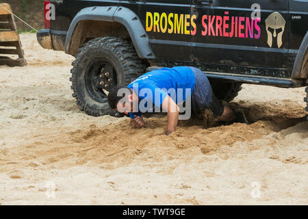 Stadt Ikscile, der Lettischen Republik. Mut Rennen waren die Menschen im Sport tätig. Verschiedene Hindernisse überwinden und ausgeführt wird. Eine große Anzahl von an Stockfoto