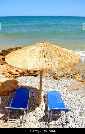 Sonnenschirme am Strand von Gouves auf Kreta die größte und bevölkerungsreichste der griechischen Inseln Stockfoto