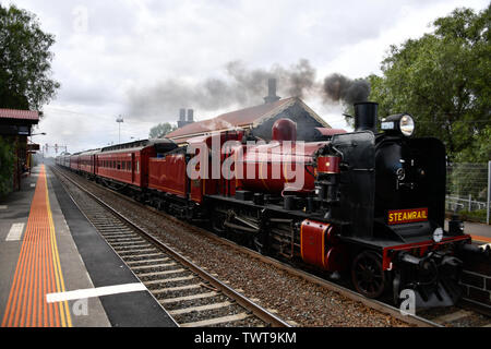 K 190 Rot Dampflok Racing durch alte Bahnhof Stockfoto