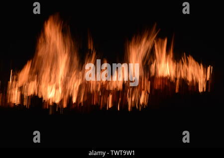 Flammen in der Nacht Stockfoto