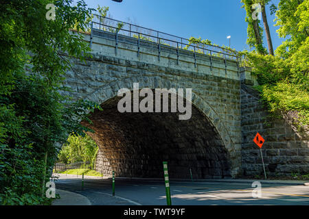Blick auf den Glen Road Tunnel in Westmount, Montreal, Kanada. Stockfoto