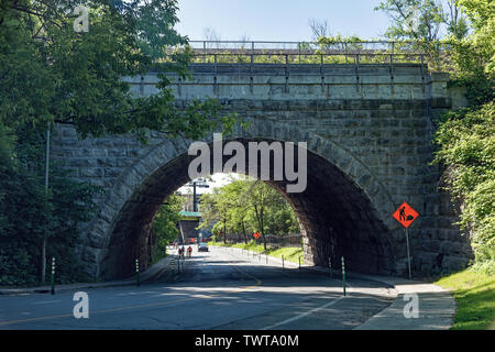 Blick auf den Glen Road Tunnel in Westmount, Montreal, Kanada. Stockfoto