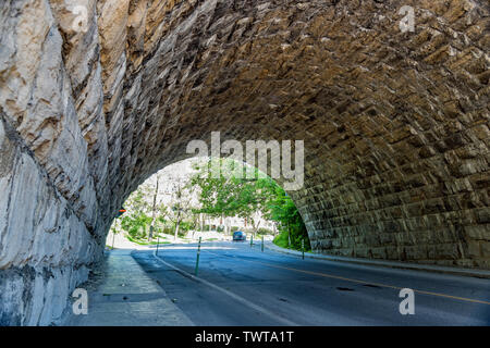 Blick auf den Glen Road Tunnel in Westmount, Montreal, Kanada. Stockfoto