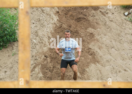 Stadt Ikscile, der Lettischen Republik. Mut Rennen waren die Menschen im Sport tätig. Verschiedene Hindernisse überwinden und ausgeführt wird. Eine große Anzahl von an Stockfoto