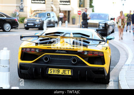 Monte Carlo, Monaco - Juni 21, 2019: Schwarz und Gelb Lamborghini Aventador SVJ Roadster (Ansicht von hinten) Vor geparkt im Hotel De Paris, Monte-Carlo Stockfoto