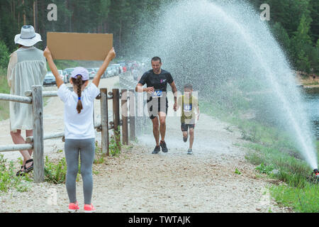 Stadt Ikscile, der Lettischen Republik. Mut Rennen waren die Menschen im Sport tätig. Verschiedene Hindernisse überwinden und ausgeführt wird. Eine große Anzahl von an Stockfoto