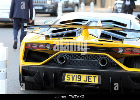 Monte Carlo, Monaco - Juni 21, 2019: Schwarz und Gelb Lamborghini Aventador SVJ Roadster (Nahaufnahme Rückansicht) Vor geparkt im Hotel De Paris Mo Stockfoto