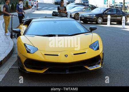 Monte Carlo, Monaco - Juni 21, 2019: Schwarz und Gelb Lamborghini Aventador SVJ Roadster (Vorderansicht) Vor geparkt im Hotel De Paris Monte-Carl Stockfoto