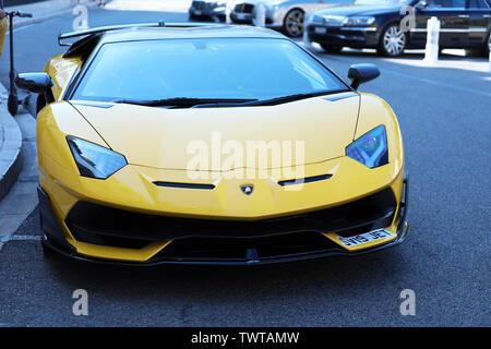 Monte Carlo, Monaco - Juni 21, 2019: Schwarz und Gelb Lamborghini Aventador SVJ Roadster (Nahaufnahme, Ansicht von vorne) Vor geparkt im Hotel De Paris M Stockfoto