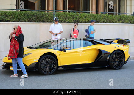 Monte Carlo, Monaco - Juni 21, 2019: Schwarz und Gelb Lamborghini Aventador SVJ Roadster (Seitenansicht) Vor geparkt im Hotel De Paris, Monte-Carlo Stockfoto