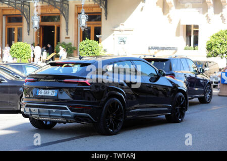 Monte Carlo, Monaco - Juni 21, 2019: schöne schwarze Lamborghini Urus SUV (Rückansicht) Vor geparkten Der Monte Carlo Casino in Monaco Auf der Französisch Stockfoto