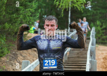 Stadt Ikscile, der Lettischen Republik. Mut Rennen waren die Menschen im Sport tätig. Verschiedene Hindernisse überwinden und ausgeführt wird. Eine große Anzahl von an Stockfoto
