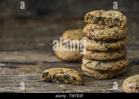 Gestapelte Chocolate Cookies. Kekse und ähnliches Kleingebäck, gesüßt. Sie hausgemachte Kuchen. Stockfoto