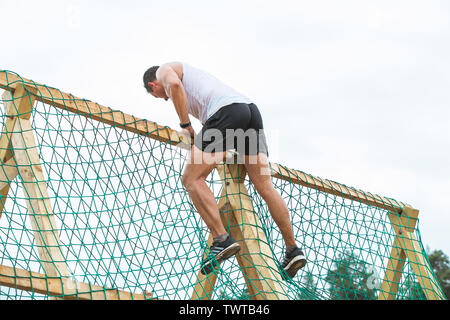 Stadt Ikscile, der Lettischen Republik. Mut Rennen waren die Menschen im Sport tätig. Verschiedene Hindernisse überwinden und ausgeführt wird. Eine große Anzahl von an Stockfoto