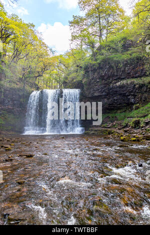 Die Afon Hepste Kaskaden über Sgwd yr Eira Wasserfall an der vier Wasserfälle in den Brecon Beacons National Park, Powys, Wales, Großbritannien Stockfoto