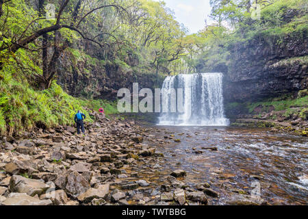 Die Afon Hepste Kaskaden über Sgwd yr Eira Wasserfall an der vier Wasserfälle in den Brecon Beacons National Park, Powys, Wales, Großbritannien Stockfoto