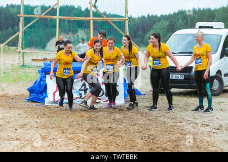 Stadt Ikscile, der Lettischen Republik. Mut Rennen waren die Menschen im Sport tätig. Verschiedene Hindernisse überwinden und ausgeführt wird. Eine große Anzahl von an Stockfoto