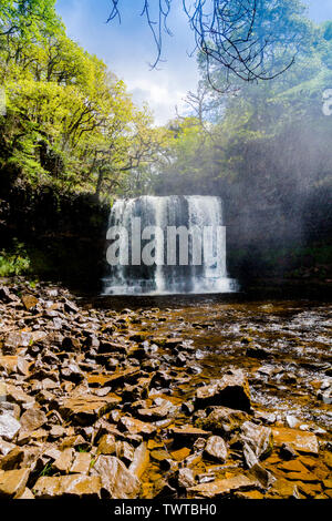 Die Afon Hepste Kaskaden über Sgwd yr Eira Wasserfall an der vier Wasserfälle in den Brecon Beacons National Park, Powys, Wales, Großbritannien Stockfoto