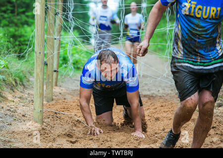 Stadt Ikscile, der Lettischen Republik. Mut Rennen waren die Menschen im Sport tätig. Verschiedene Hindernisse überwinden und ausgeführt wird. Eine große Anzahl von an Stockfoto