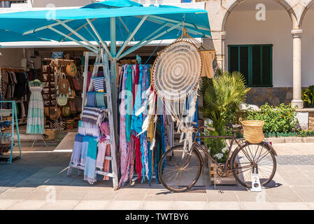 MALLORCA, SPANIEN - 6. Mai 2019: Souvenir stand in der Port de Pollenca (Puerto Pollensa), einem beliebten Family Resort im Nordwesten von Mallorca. Spanien Stockfoto