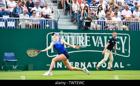 Eastbourne Großbritannien 23. Juni 2019 - Harriet Dart von Großbritannien einen Schuß gegen Anet Kontaveit Estlands während der ersten Runde an der Natur Tal internationalen Tennisturnier in Devonshire Park in Eastbourne statt spielt. Foto: Simon Dack/TPI/Alamy leben Nachrichten Stockfoto