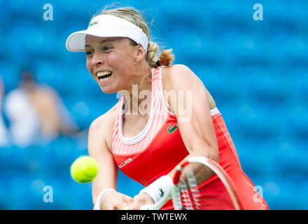 Eastbourne Großbritannien 23. Juni 2019 - Anet Kontaveit Estlands an Maßnahmen gegen Harriet Dart von Großbritannien in der ersten Runde an der Natur Tal internationalen Tennisturnier in Devonshire Park in Eastbourne statt. Foto: Simon Dack/TPI/Alamy leben Nachrichten Stockfoto