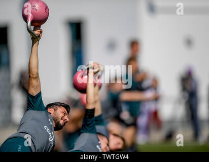 Hamburg, Deutschland. 23. Juni 2019. 2. Fussball Bundesliga, Ausbildung kick-off FC St. Pauli. St. Paulis Cenk Sahin tut Kräftigungsübungen. Quelle: Axel Heimken/dpa/Alamy leben Nachrichten Stockfoto