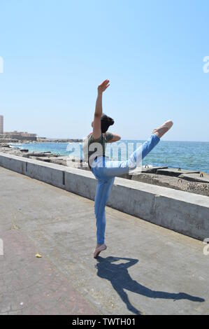 Eine Ballerina die Vorstellung am Meer in Alexandria, Ägypten Stockfoto