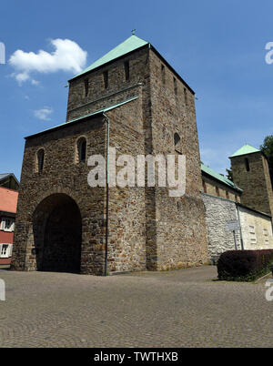 Essen, Deutschland. 22. Juni, 2019. Die mittelalterliche St. Lucius Kirche steht im Stadtteil Werden und war die Tochter Kirche des Benediktinerklosters. Die Kirche ist eine der ältesten Pfarrkirchen nördlich der Alpen. Credit: Horst Ossinger //dpa/Alamy leben Nachrichten Stockfoto