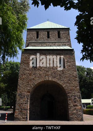 Essen, Deutschland. 22. Juni, 2019. Die mittelalterliche St. Lucius Kirche steht im Stadtteil Werden und war die Tochter Kirche des Benediktinerklosters. Die Kirche ist eine der ältesten Pfarrkirchen nördlich der Alpen. Credit: Horst Ossinger //dpa/Alamy leben Nachrichten Stockfoto