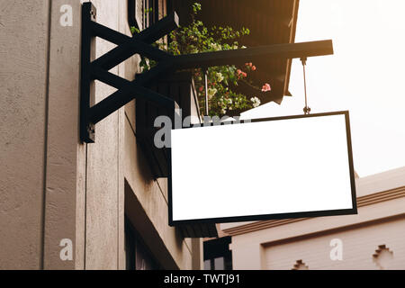 Leere Beschriftungen und leere Mock up hängend auf der Straße mit Kopie Raum Stockfoto