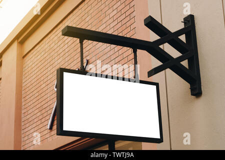 Leere Beschriftungen und leere Mock up hängend auf der Straße mit Kopie Raum Stockfoto
