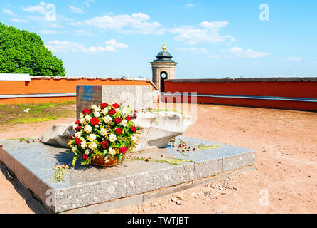 Sankt Petersburg, Russland - 6. Juni 2019. Souveräne Bastion der Peter und Paul Festung. Zeichen errichtet ein Denkmal zu Ehren der Gründung der St. Pet Stockfoto