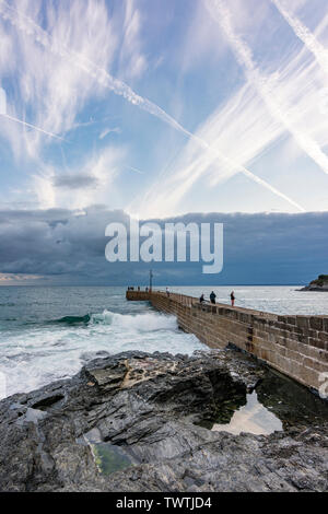 Porthleven pier, Porthleven auf der Lizard Halbinsel, Cornwall, England. Stockfoto