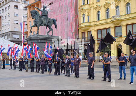 Zagreb, Kroatien, 23. Juni 2019: HSP führen Rechtsgerichtete politische Kundgebung mit Mann in Schwarz winken Kroatisch, Schwarz gekleidet und Anti- EU-Flaggen Stockfoto