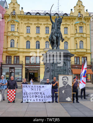 Zagreb, Kroatien, 23. Juni 2019: HSP führen Rechtsgerichtete politische Kundgebung mit Mann in Schwarz winken Kroatisch, Schwarz gekleidet und Anti- EU-Flaggen Stockfoto