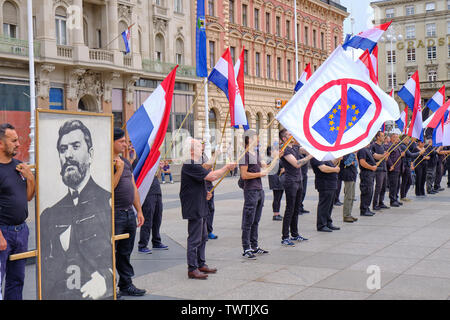 Zagreb, Kroatien, 23. Juni 2019: HSP führen Rechtsgerichtete politische Kundgebung mit Mann in Schwarz winken Kroatisch, Schwarz gekleidet und Anti- EU-Flaggen Stockfoto