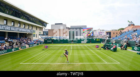 Eastbourne Großbritannien 23. Juni 2019 - Katie Schwan von Großbritannien in Aktion gegen Shuai Zhang von China an der Natur Tal internationalen Tennisturnier in Devonshire Park in Eastbourne statt. Foto: Simon Dack/TPI/Alamy leben Nachrichten Stockfoto