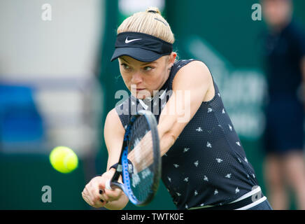 Eastbourne Großbritannien 23. Juni 2019 - Katie Schwan von Großbritannien in Aktion gegen Shuai Zhang von China an der Natur Tal internationalen Tennisturnier in Devonshire Park in Eastbourne statt. Foto: Simon Dack/TPI/Alamy leben Nachrichten Stockfoto