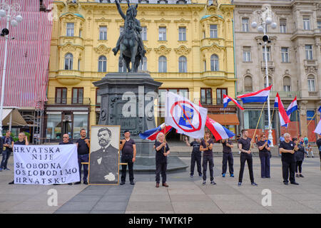 Zagreb, Kroatien, 23. Juni 2019: HSP führen Rechtsgerichtete politische Kundgebung mit Mann in Schwarz winken Kroatisch, Schwarz gekleidet und Anti- EU-Flaggen Stockfoto