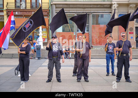 Zagreb, Kroatien, 23. Juni 2019: HSP führen Rechtsgerichtete politische Kundgebung mit Mann in Schwarz winken Kroatisch, Schwarz gekleidet und Anti- EU-Flaggen Stockfoto