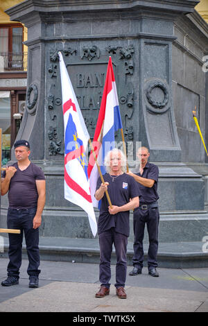 Zagreb, Kroatien, 23. Juni 2019: HSP führen Rechtsgerichtete politische Kundgebung mit Mann in Schwarz winken Kroatisch, Schwarz gekleidet und Anti- EU-Flaggen Stockfoto