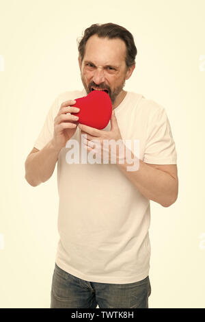 Valentines Tag feiern. Liebe und romantische Gefühle Konzept. Verlieben. Mich zu Ihnen. Herz-Attribut von Valentine. Herz Geschenk oder zu präsentieren. Gruß aus ehrlichem Herzen. Man bärtige Hipster halten Herz. Stockfoto