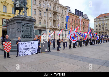 Zagreb, Kroatien, 23. Juni 2019: HSP führen Rechtsgerichtete politische Kundgebung mit Mann in Schwarz winken Kroatisch, Schwarz gekleidet und Anti- EU-Flaggen Stockfoto