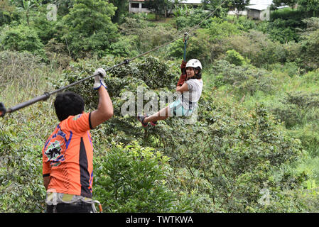 Junín, Peru - Dec 31, 2018: Abenteuerliche Touristen ziplining über einen Fluss in der Region Chanchamayo Stockfoto